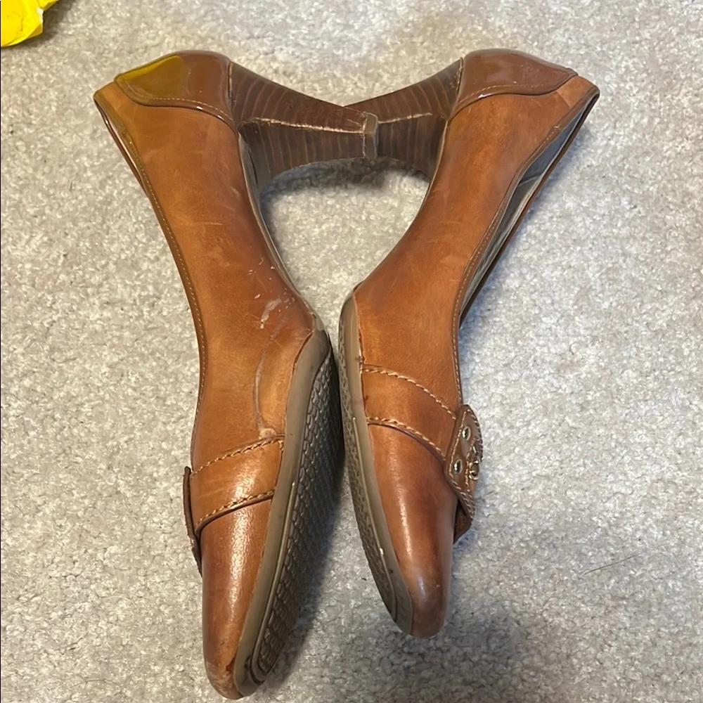 Cole Haan Womens Brown Leather Buckle Kitten Heel Pumps Brown Almond Toe‎ Shoes